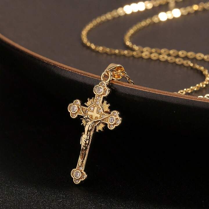 Cruce ortodoxă din aur cu pietre albe, pe lanț